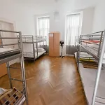 Party At Udvarom אכסניה *