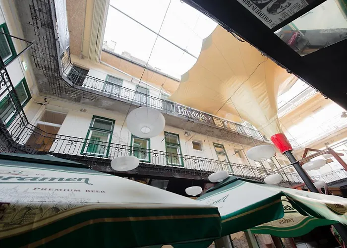 Хостел Party At Udvarom