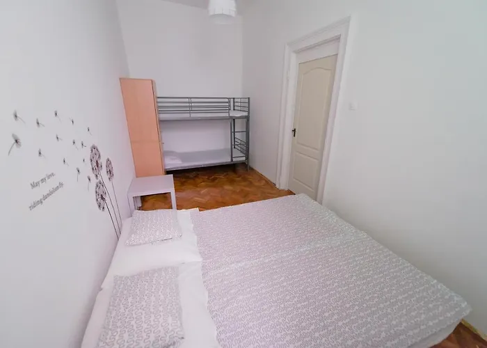 Party At Udvarom Хостел Будапешт